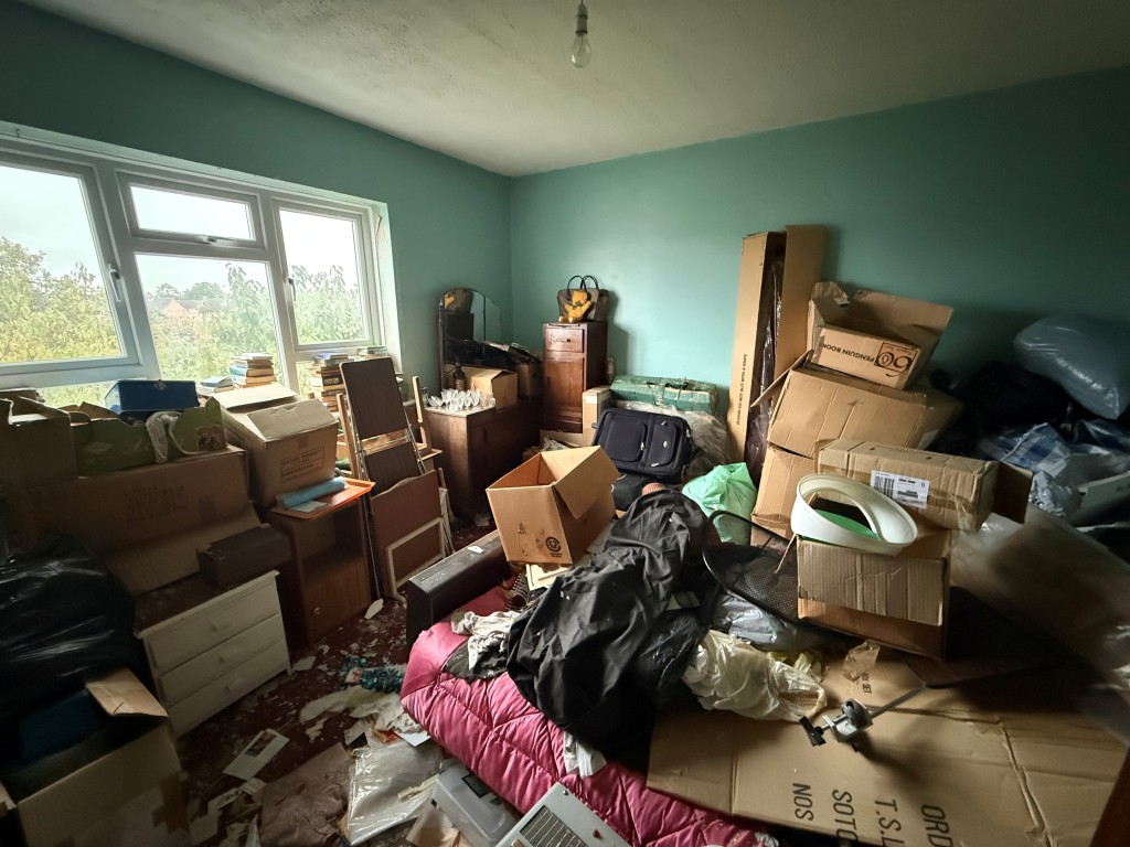 Lot: 105 - TWO-BEDROOM 2ND FLOOR FLAT FOR REFURBISHMENT - Painted main bedroom with window
